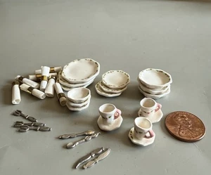 Konvolut Puppenhaus Miniatur Porzellan, Silberbesteck & Servietten - Bild 1 von 4