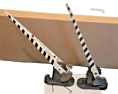 Lot Of 2 Vintage Lion O Gauge Lighted  Crossing Gate #252 1 Tested OK See Video - Image 1 of 4