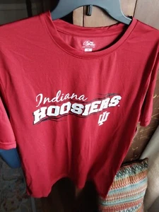 Indiana Hoosiers NCAA Piel Atlética Roja Manga Corta Camiseta Talla-Mediana (NUEVA CON ETIQUETAS) - Imagen 1 de 8