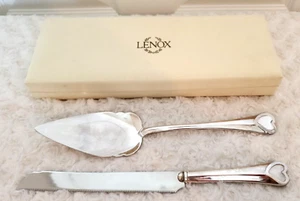 Lenox Tortenmesser & Servierer Hochzeit Versprechen Herzen versilbert Dessert 2er Set - Bild 1 von 4