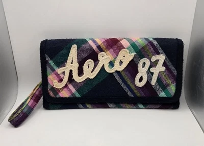 Cartera a cuadros AERO 87 (AEROPOSTALE) azul y rosa con correa para muñeca y bolsa con cremallera 💵 Foto 1 de 4