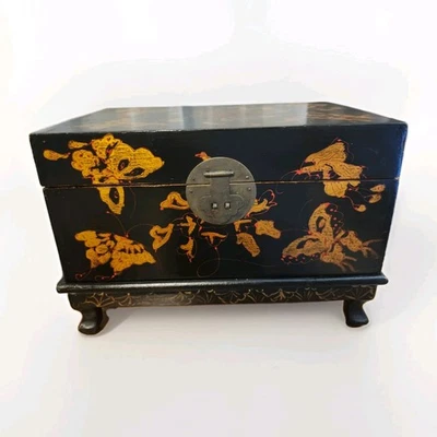 Антикварная китайская деревянная шкатулка из черного лака. Ручная резьба на пьедестале.  Латунная защелка - Изображение 1 из 4