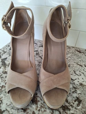 GUCCI 8.5 B High Heel Platforms Open Toe Pumps Tan Suede - Image 1 of 4