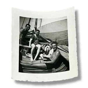 Einige Offiziersfreunde in Mondello Sizilien Boot Zweiter Weltkrieg Ära Vintage Foto CBX - Bild 1 von 4