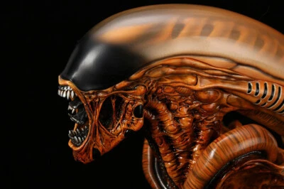 Alien Dog 3 Bust Statue 1/3  Resin Full Painted Collection Fine Gifts Collection - Image 1 of 4