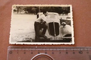 tolles altes Foto Mann posiert mit Oldtimer Borgward Hansa-1100 ??? - Picture 1 of 3