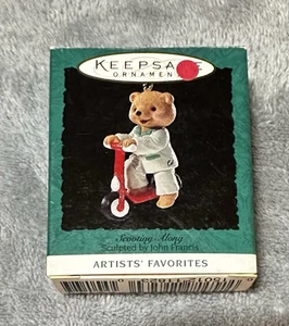 HALLMARK SCOOTING LUNGO MINIATURA ALBERO DI NATALE ORNAMENTO 1994 - Foto 1 di 3