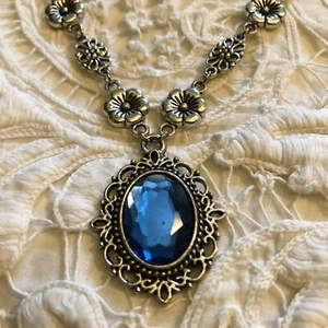 VICTORIAN STYLE LITTLE FLOWERS FILIGREE MIDS BLUE AC CRYSTAL SILVER PL NECKLACE - Picture 1 of 6
