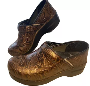 Zoccoli Dansko donna taglia EU 36 US 5,5/6 slip on floreali marroni in rilievo 906530202 - Foto 1 di 24