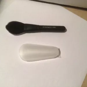 MAC 127 SE MAKEUP BRUSH WRAPPED NEW - Picture 1 of 2
