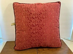 Almohada de Colección Stratford Hogar Rojo Floral Tono sobre Tono Borde de Cuerda - Imagen 1 de 6