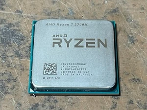 AMD Ryzen 2nd Gen 7 2700X + Wraith Prism Kühler - Acht Kerne (YD270XBGM88AF) - Bild 1 von 2
