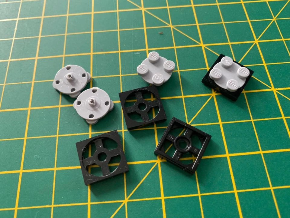 8 LEGO BRAND NEW PARTS - light grey/ black - upper & lower part turnable element - Image 1 of 1