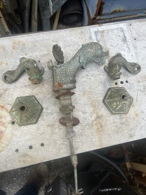 Antiguo juego de fregadero de tocador serpiente marina concha de bronce fundido grifo náutico vintage  Foto 1 de 4