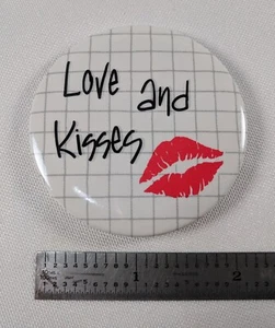 Pin vintage LOVE AND KISSES labios rojos pinback blanco y negro - Imagen 1 de 2