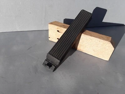 Mercedes Benz W123 240D MT 1981 acelerador pedal pad fabricante de equipos originales Foto 1 de 4