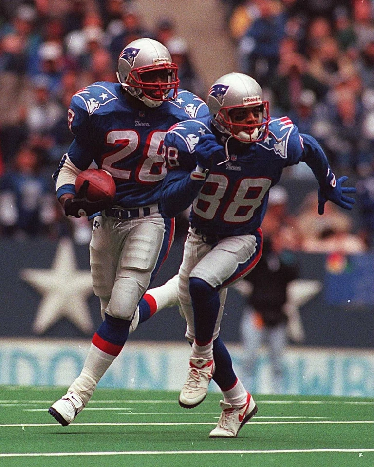 CURTIS MARTIN 8X10 PHOTO NEW ENGLAND PATRIOTS PICTURE NFL FOOTBALL ACTION - Image 1 of 1