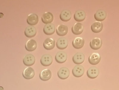 Konvolut an  25 weise "Knöpfe" 11,5 mm Durchmesser 3,5 mm dick 4 Loch - Bild 1 von 2