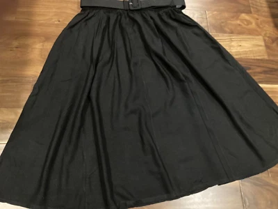 Falda para mujer Venezia negra con cinturón tiro alto calce medio acampanada talla 18/20 Foto 1 de 4