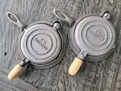 Set of Vintage EC Simmons Keen Kutter Cast Iron Waffle Iron Salesman Sample/Toy - Image 1 of 4