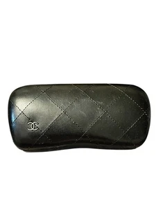 Custodia vuota per occhiali Chanel nera in pelle trapuntata custodia rigida con logo CC - Foto 1 di 5