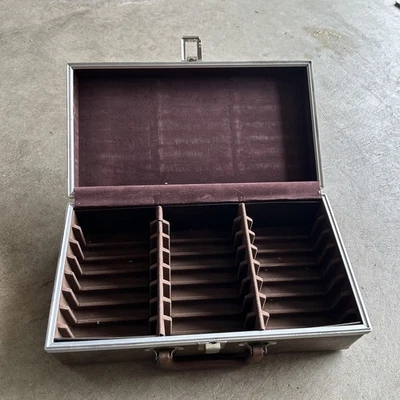 Maletín con casete. Almacenamiento de cinta vintage años 80. Tiene capacidad para 24 cintas recubiertas Foto 1 de 4