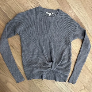 Love Stitch Women’s Gray Long Sleeve Front Knot Sweater Size Small - Picture 1 of 4