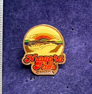 NIAGARA FALLS CANADA WITH RAINBOW SOUVENIR PIN BADGE - Picture 1 of 3