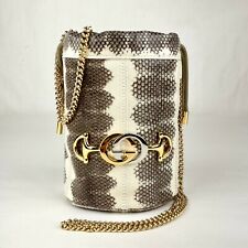 Bolso de cadena con cubo Gucci Zumi blanco/gris piel de serpiente con cordón 576432 9599