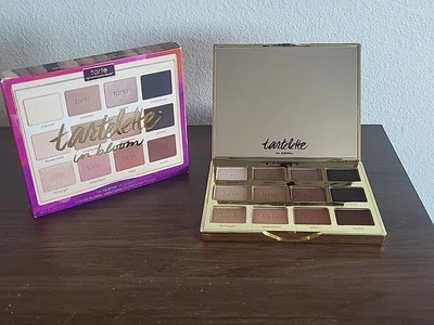 Paleta de argila amazônica Tarte Tartelette "In Bloom" caixa aberta  - Imagem 1 de 4