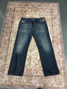 Neu mit Etikett Diesel Kuratt Herrenjeans 38 W32 blau entspannt Bootcut Knopfleiste mittlere Waschung - Bild 1 von 6