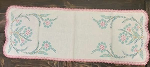 Runner da tavolo vintage ricamato a mano comò fiori viti 35x13 bordo uncinetto - Foto 1 di 7