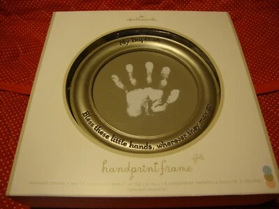 Marco de impresión de mano Hallmark My Baptism "Bendice estas pequeñas manos" personalizable L12 Foto 1 de 4