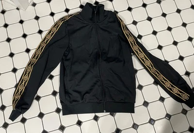 Chaqueta Umbro Para Hombre Mediana Negra Dorada Diamante Iconos Grabada Cremallera Completa Pista de Fútbol Foto 1 de 4