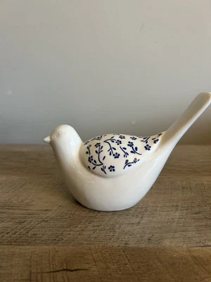Pájaro de cerámica decorativo Southern Hospitality azul y blanco Foto 1 de 4