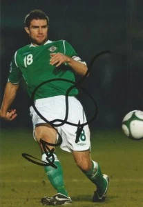 NORTHERN IRELAND, FULHAM & QPR: AARON HUGHES SIGNED 6x4 ACTION PHOTO+COA - Picture 1 of 1