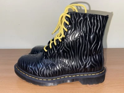 Женские сапоги Dr Martens 1460 модель Pascal модель Zebra с тиснением на лодыжке размер 8 - Изображение 1 из 4