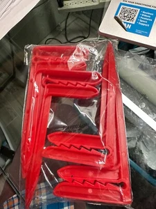Paquete de 4 estacas de toallas de playa Stay Pont para arena nuevo plástico duro rojo - Imagen 1 de 4
