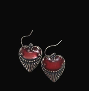 Pendientes colgantes de estilo vintage esmalte rojo plata corazón dije pergamino adornado - Imagen 1 de 6