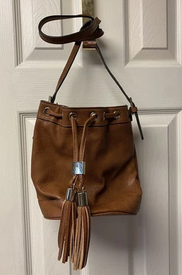 Bolso Bandolera Kate Landry Marrón con Borlas y Correa Ajustable Foto 1 de 4