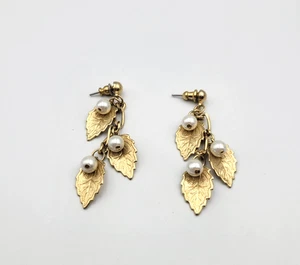 Boucles d'oreilles pendantes goutte fausse perle feuilles texturées ton or percées - Photo 1/9