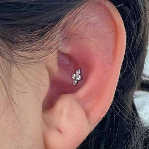 Pendiente plano 16G 5/16 TITANIO roscado interno marquesa circonita cúbica flor tragus - Imagen 1 de 2