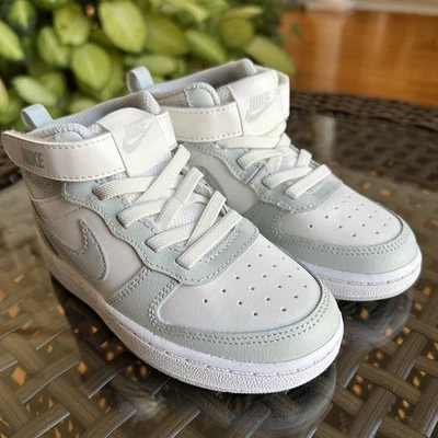 Luz de vela Nike Court Borough tamanho médio 2 9c infantil prata branca com caixa de danos - Imagem 1 de 4