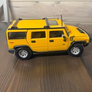 Maisto 1:18 Diecast, 2003, Hummer H2 Yellow - Picture 1 of 7