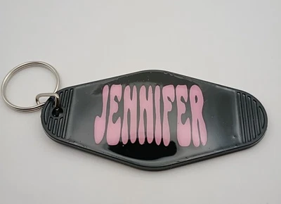Chaveiro para quarto de motel estilo retrô rosa e preto personalizado nome Jennifer - Imagem 1 de 2