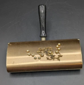 Vintage Tischkrümelkehrmaschine Fusselbürste goldfarben Perlen Blumenverzierung in Box - Bild 1 von 11