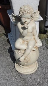 Engel Figur Engelskuss Sitzend Auf Kugel Gartenfigur Amor Skulptur Groß 0634 38+ - Picture 1 of 4