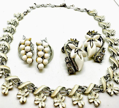 Lote De Colección Pendientes Lucita Blanca Termoestable Estrella Tono Plata y Collar Coro Esmalte Foto 1 de 4