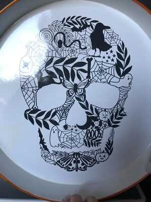 Bandeja metálica collage fantasmas blancos y negros de Halloween de 15" de ancho con asas recortadas Foto 1 de 3