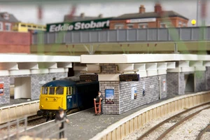 PLATFORM INFORMATION BOARDS CLOCKS - OO GAUGE MODEL RAILWAY AX014-OO - Picture 1 of 9